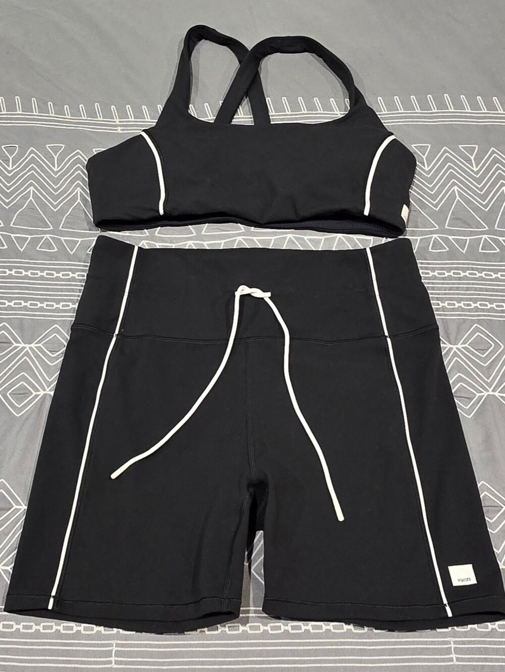 Vuori Daily Piped Bra And Short Set Size Large